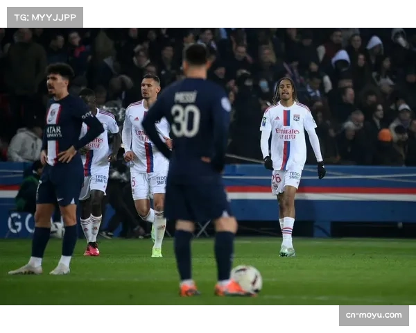 里昂1-1逼平巴黎圣日耳曼，拉卡泽特补时阶段头球绝平