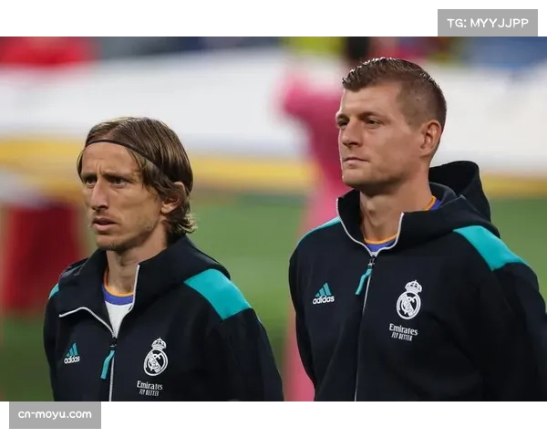 终场哨响，38岁莫德里奇与克罗斯相拥，或为皇马生涯最后一战